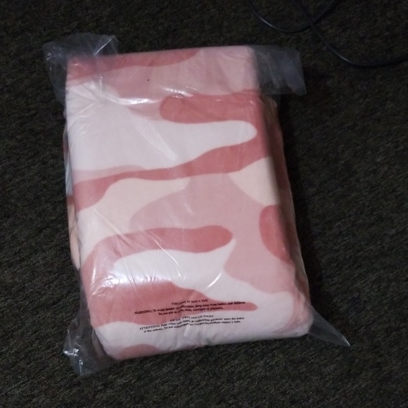 Victoria secret sherpa blanket🌷 price is firm🌷 - Picture 3 of 3